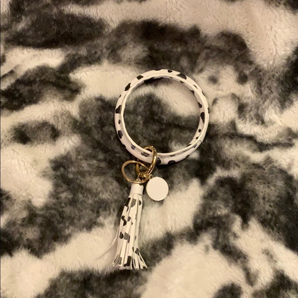 White with black polka dots keying bracelet. 🖤